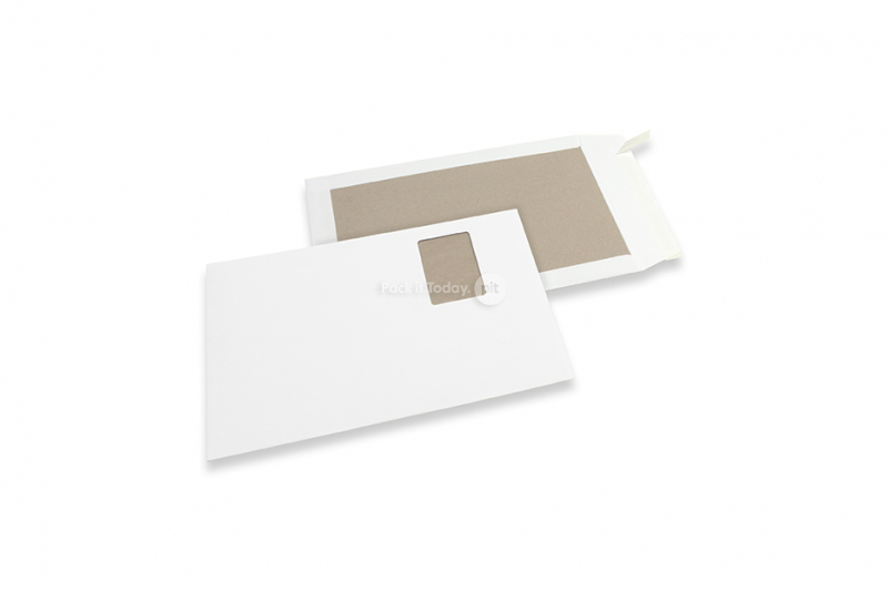 Kuvert med kartong på baksidan - 229 x 324 mm fönster vänster 55 x 90 mm, fönstrets placering är 20 mm från vänster och 57 mm från, 120 gram vit kraft fram, 450 gram grå duplex baksida, remsa