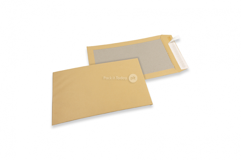 Kuvert med kartong på baksidan - 229 x 324 mm, 120 gram brunt kraft fram, 450 gram brun duplex baksida, remsa